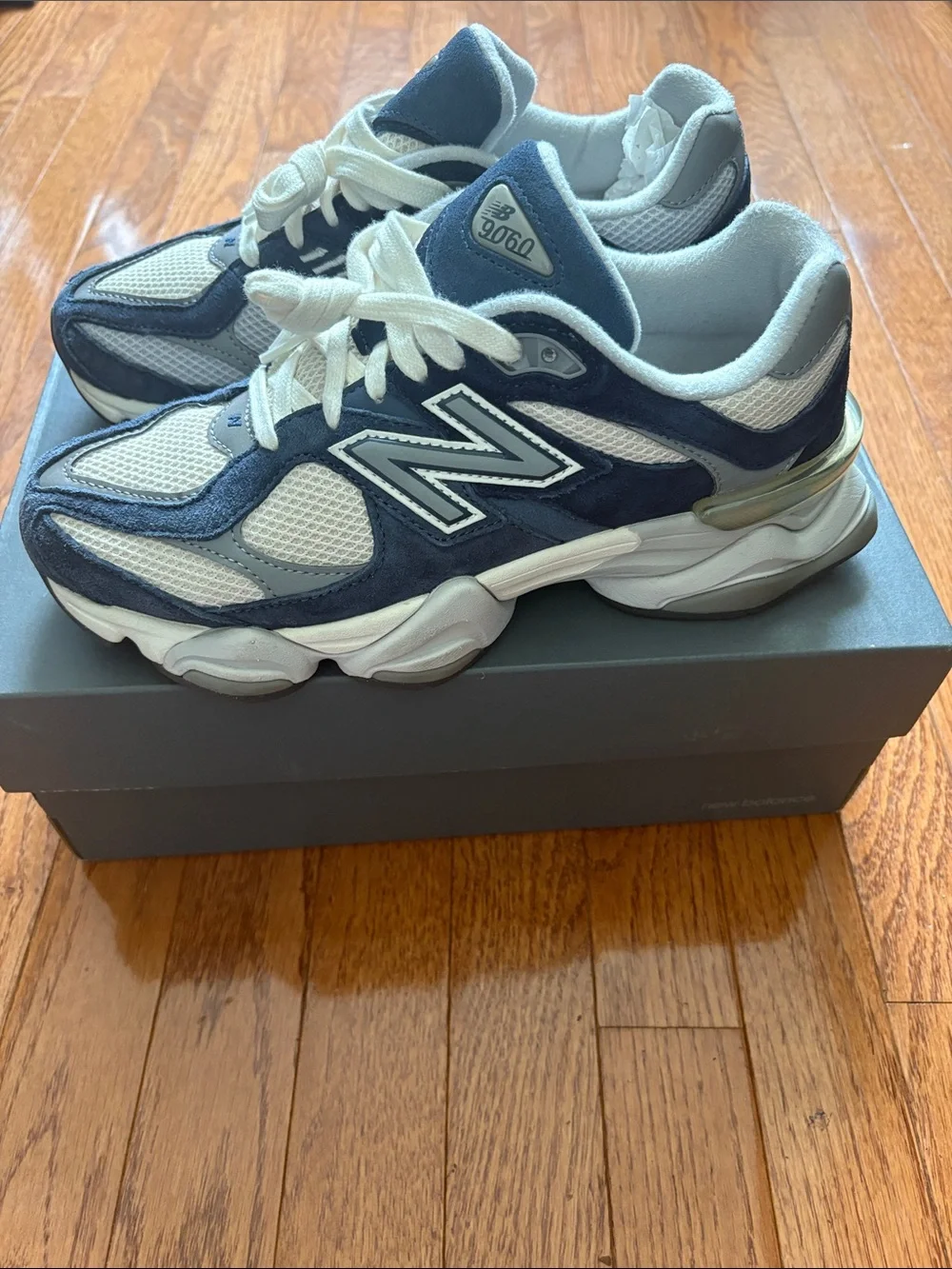 New Balance Mens Navy and White Retro Runner Sneakers